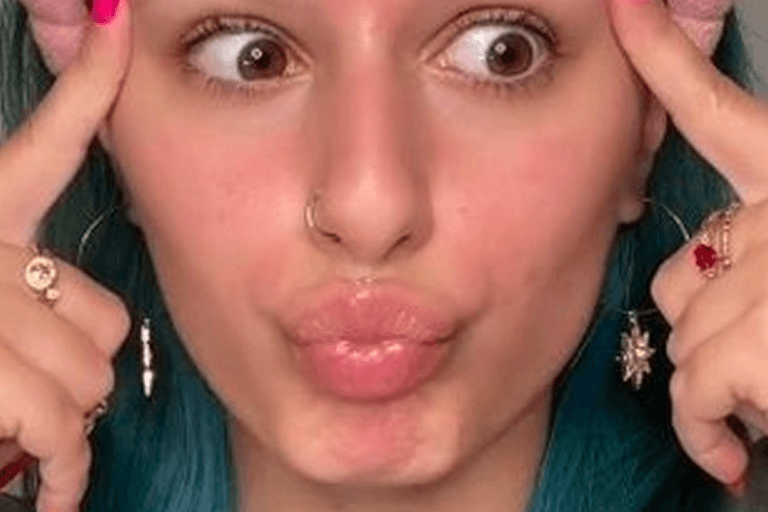 Vrouw scheert haar wenkbrauwen elke twee dagen om deze BIZARRE reden (video)
