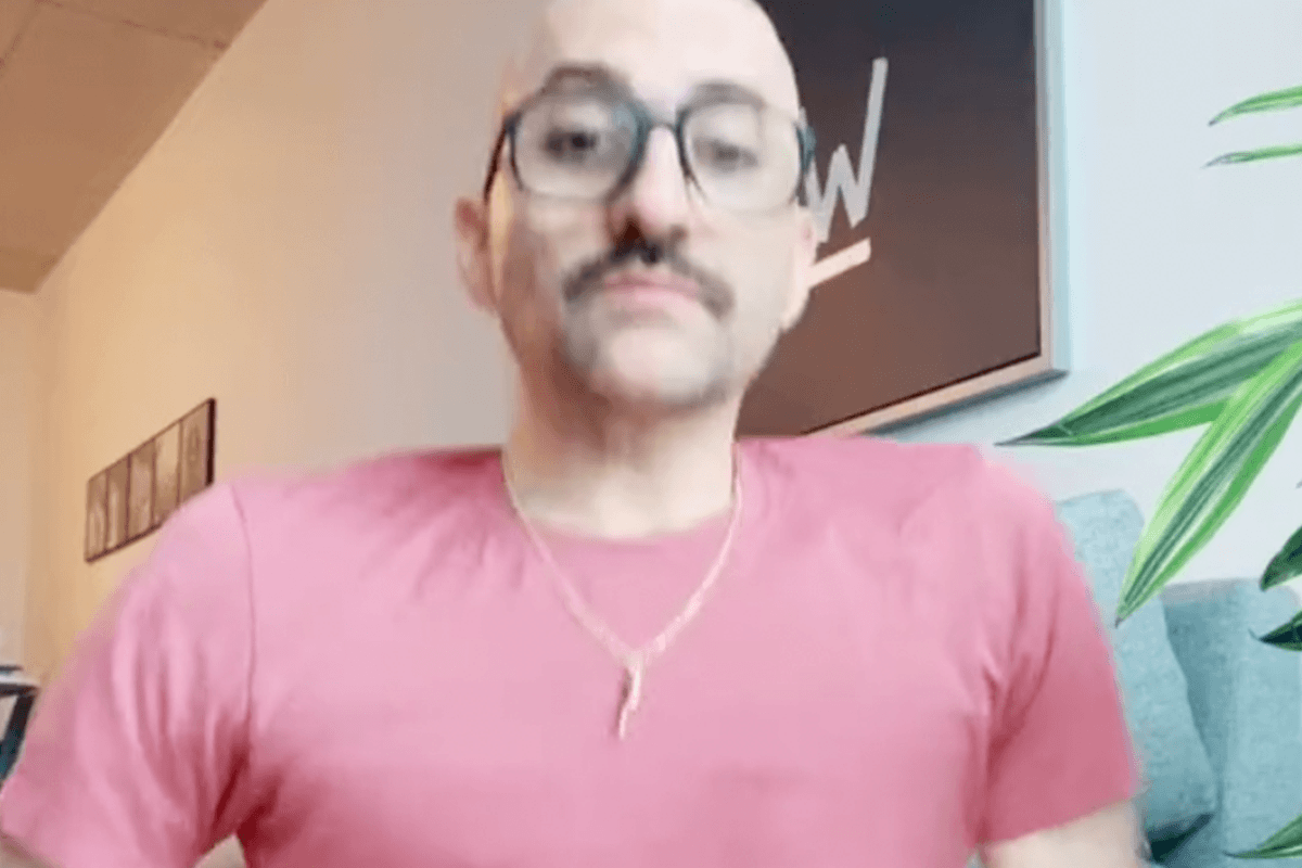 Man zonder benen tovert iedereen een lach op het gezicht: “Humor van de bovenste plank!” (video’s)