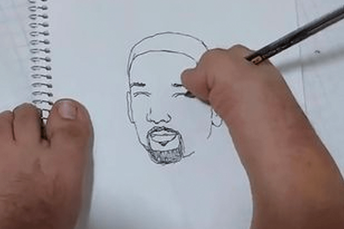 Kerel gebruikt zijn tenen om de meest waanzinnige portretten te tekenen (video’s)