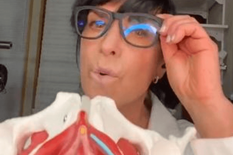 ‘Dokter’ vertelt hoe vrouwen best plassen en mensen kunnen hun oren niet geloven: “Ik had geen idee!” (video)