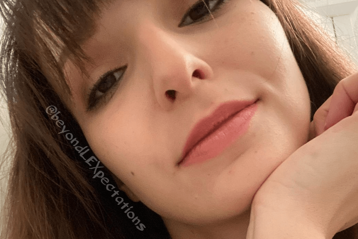 Lerares gaat voor pikantere job nadat ze haar borstvergroting niet meer kon verbergen voor haar studenten (foto’s)