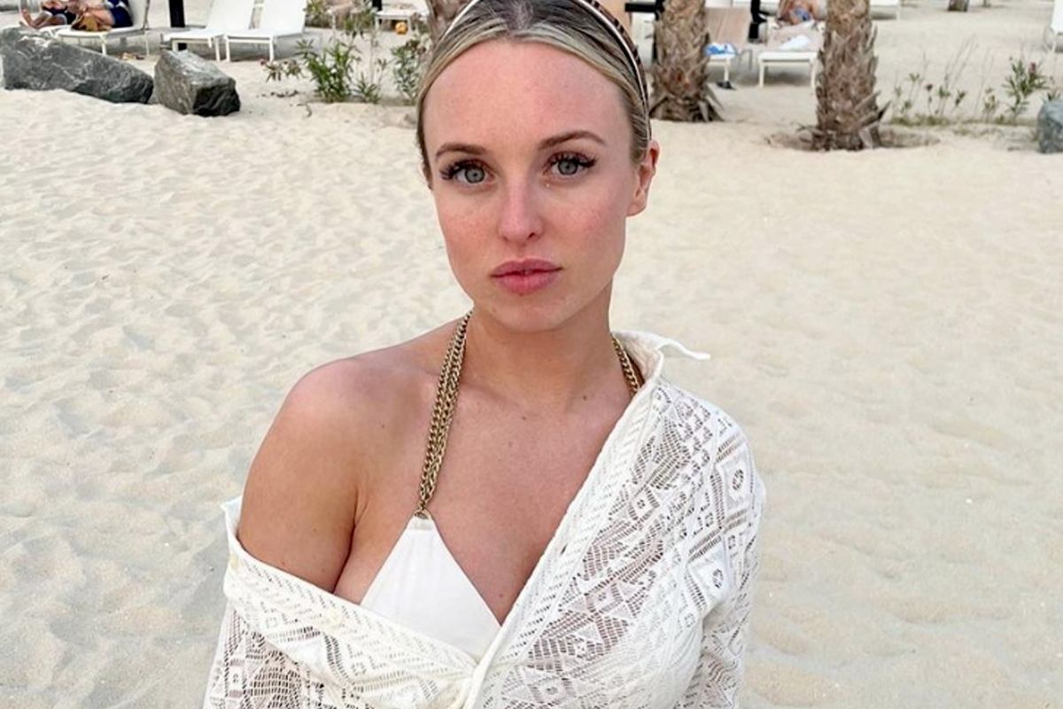 ‘Hollyoaks’-actrice Jorgie Porter geniet halfnaakt in zwembad: “Heel ondeugend!” (foto’s)