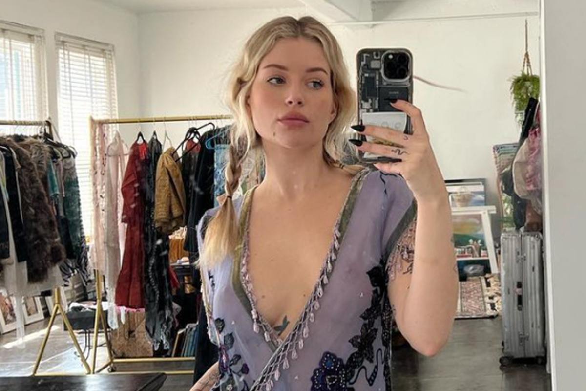 Zus van Kate Moss poseert halfnaakt op strand: “Verbluffend mooi!” (foto’s)