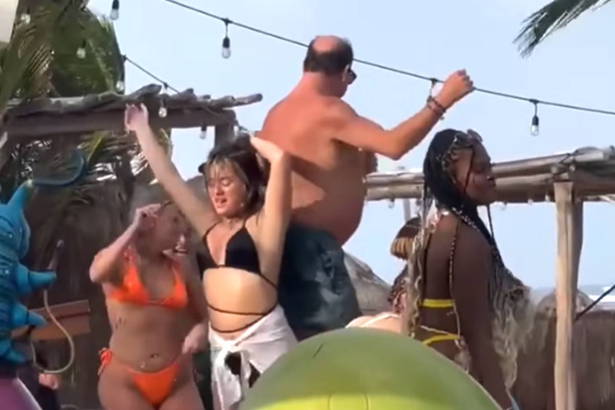 Oudere man, omringd door jongedames in bikini, amuseert zich rot. Maar dan? WOOPS! (fails)