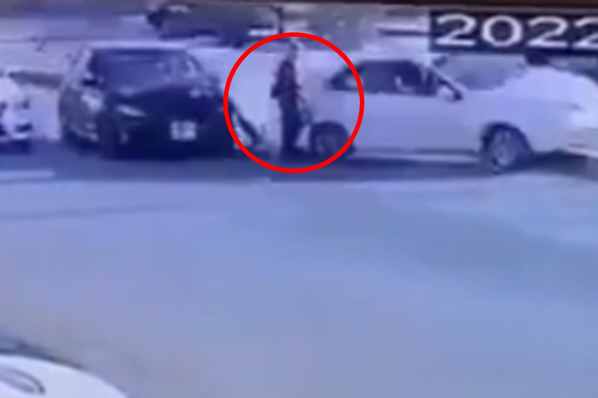 Dame die drukke straat oversteekt mag van VEEL geluk spreken! (video)