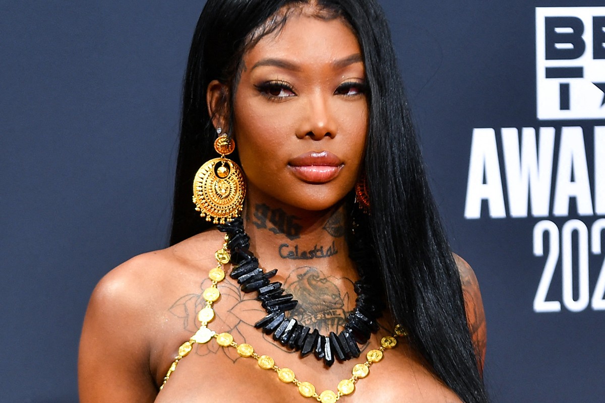 Outfit van zangeres op rode loper ’te pikant’ voor velen: “Dit is het echt niet!” (foto’s/video)