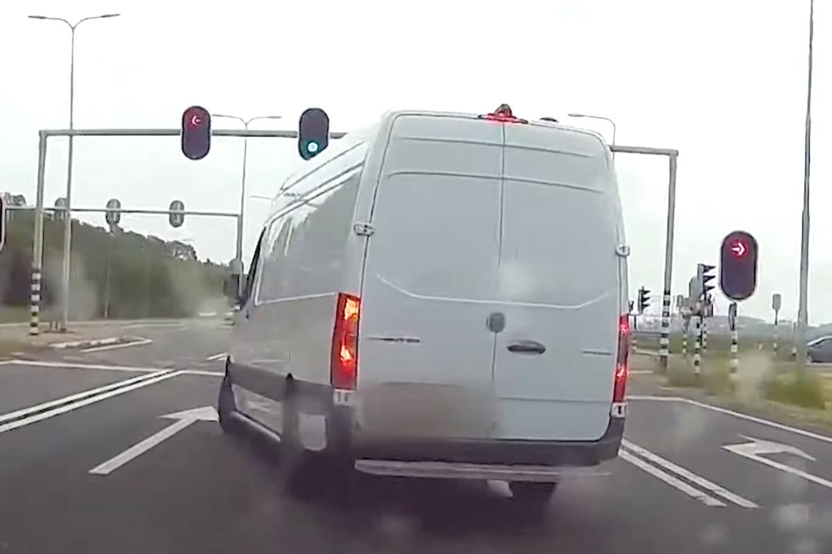 Bestuurder kan twijfelende wegpiraat maar nipt ontwijken: “Mafkees!” (video)