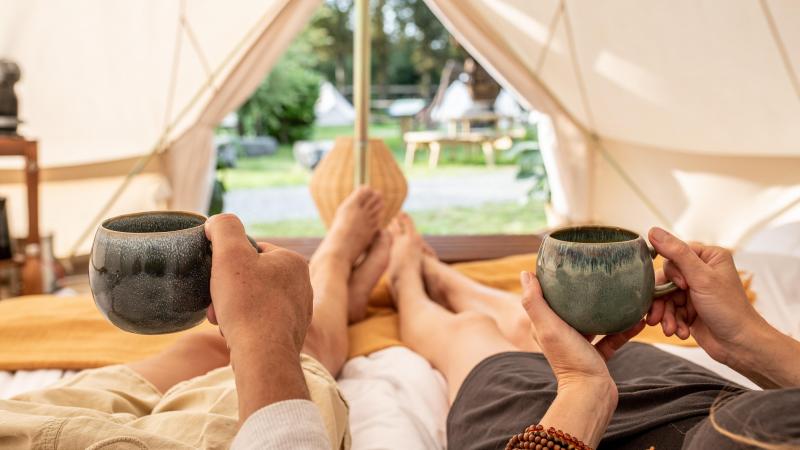 CHECK-IN. Glamping in de cocoon village van de Grotten van Han