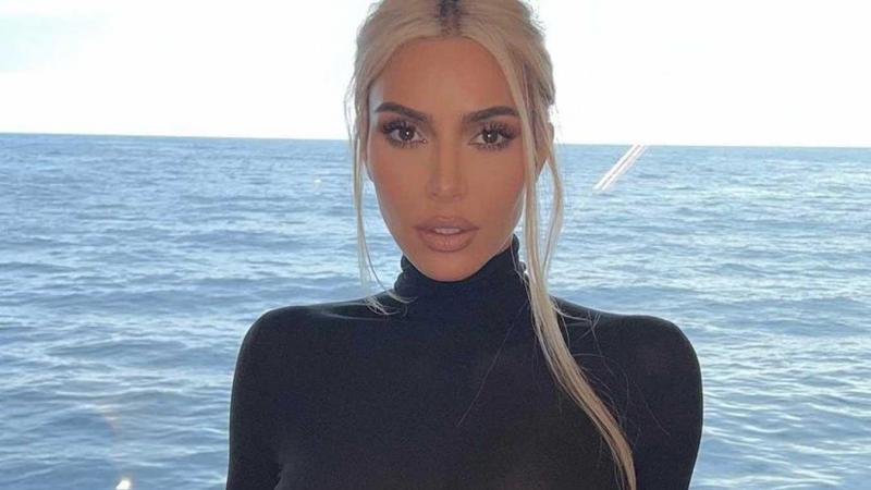 Kim Kardashian poseert in doorzichtige outfit, maar volgers merken iets op in de achtergrond: «Oh mijn God!» (foto)