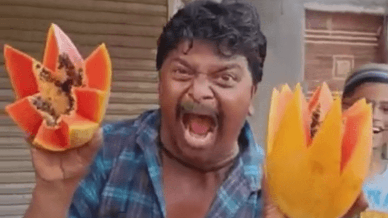 Filmpje van deze «gepassioneerde» Indiase fruitverkoper gaat viraal (video)