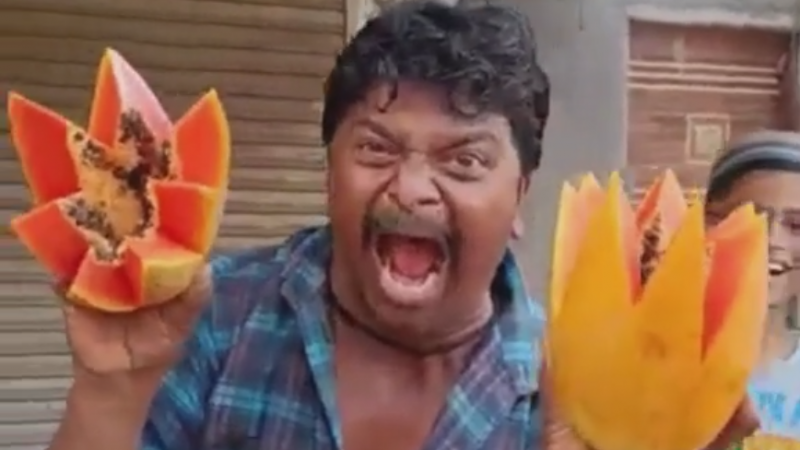 Filmpje van deze «gepassioneerde» Indiase fruitverkoper gaat viraal (video)