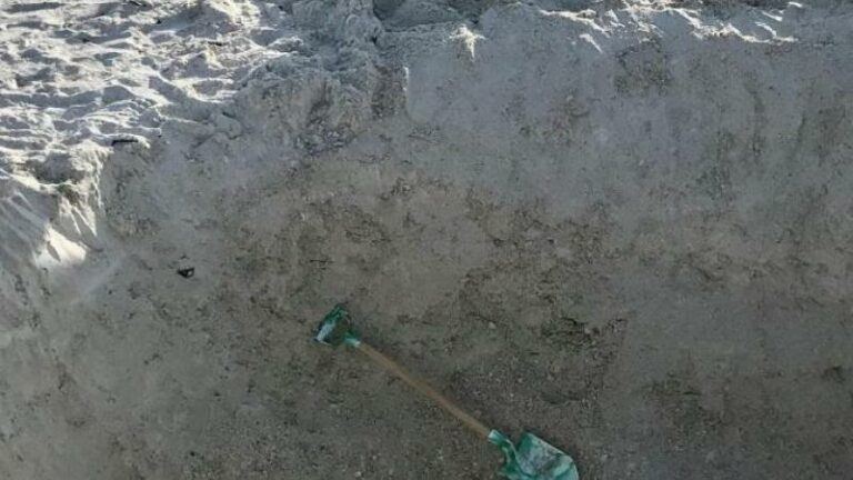 Nieuwe TikTok-challenge veroorzaakt diepe putten op stranden in Florida (video)