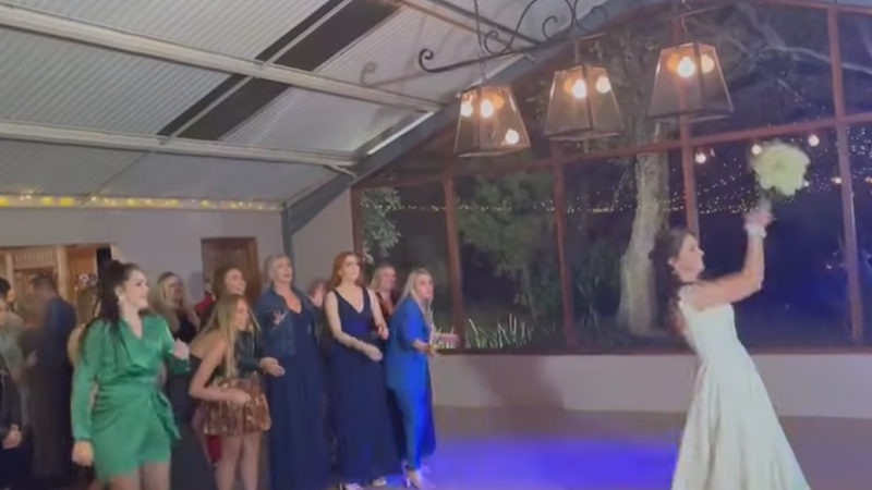 FAIL. Bruid gooit bruidsboeket, maar had beter eerst omhoog gekeken (video)