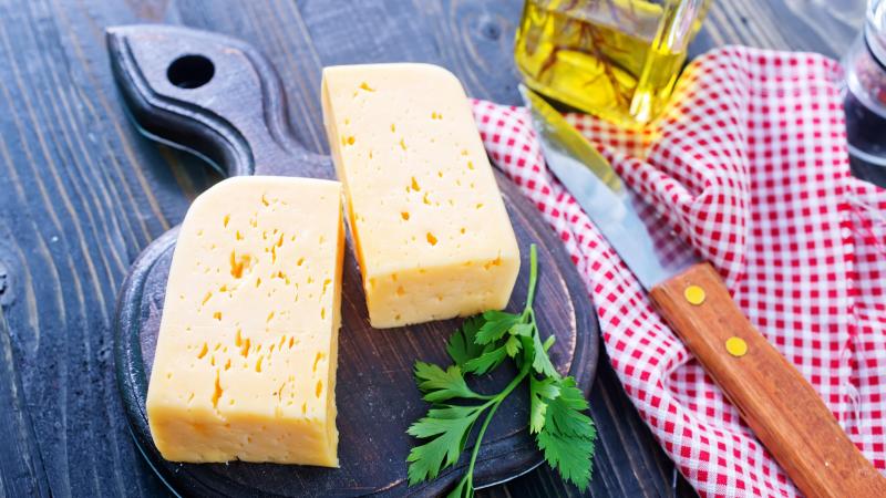 Hoe komt Zwitserse kaas aan zijn uitgesproken smaak? Nieuw kaasboek geeft geheimen (en recepten) prijs