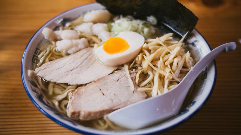 BIZAR. Japan wil jonge kiezers naar de stembus lokken met… gratis noodles