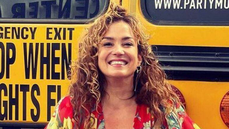 Katja Schuurman lokt reacties uit met ‘ondeugende’ outfit: «Ja, er zit weinig stof in deze jurk» (foto)