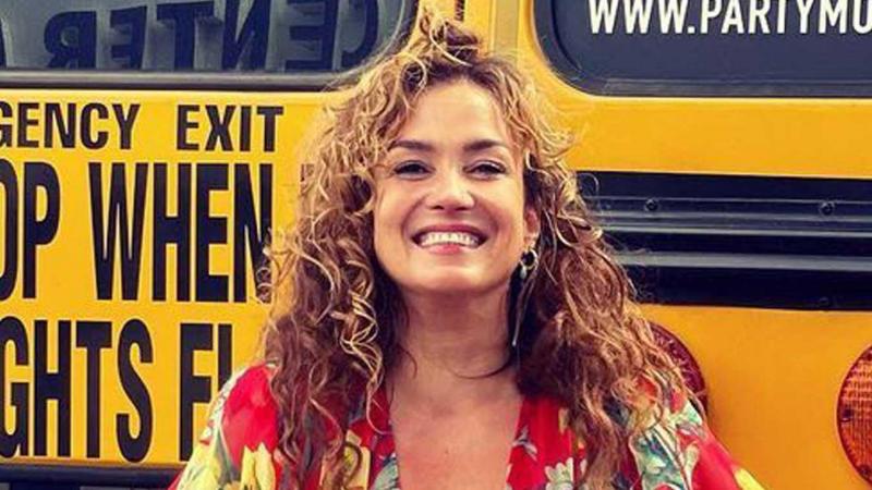 Katja Schuurman lokt reacties uit met ‘ondeugende’ outfit: «Ja, er zit weinig stof in deze jurk» (foto)