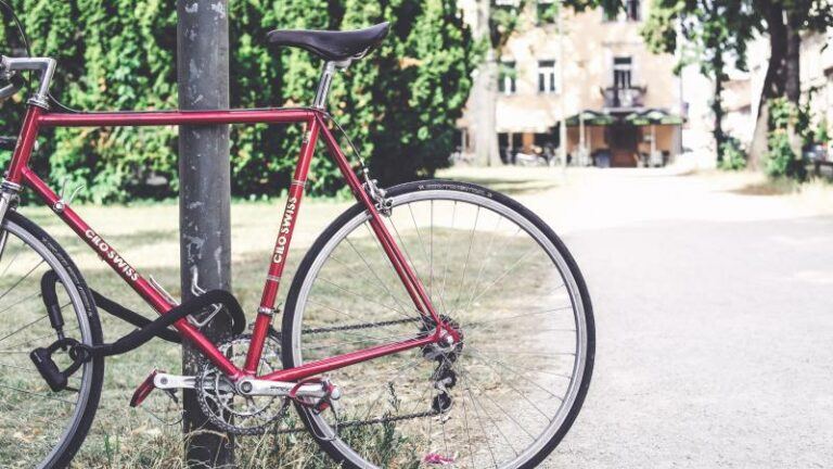 BIZAR. Vrouw steelt fiets van politieman na verhoor
