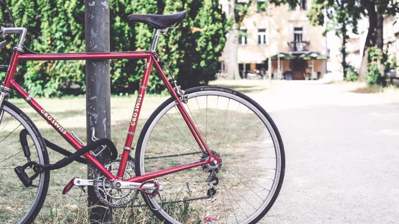 BIZAR. Vrouw steelt fiets van politieman na verhoor