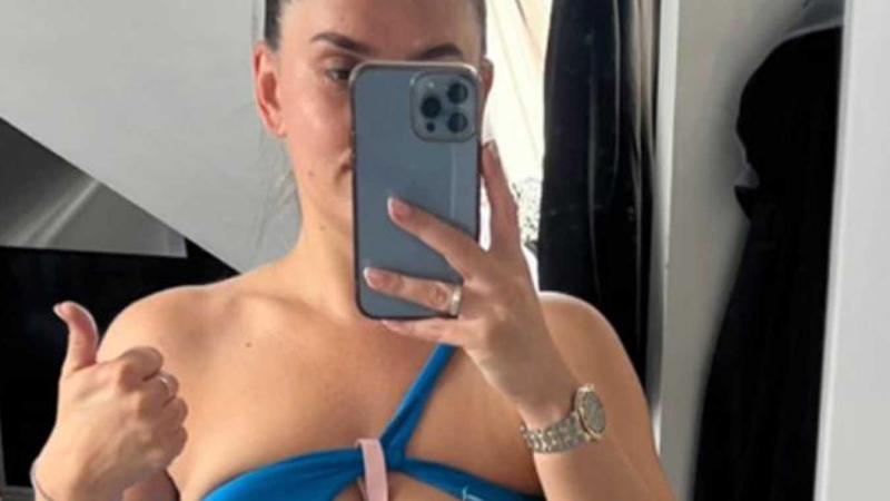 Vrouw past opvallend uitgesneden jurk, maar merkt dat haar borst volledig zichtbaar is: «Oh nee!»