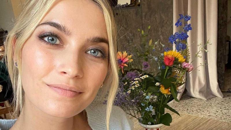 Tinne Oltmans heeft een relatie met ‘Lisa’-collega: «Ik zag ze hand in hand lopen»