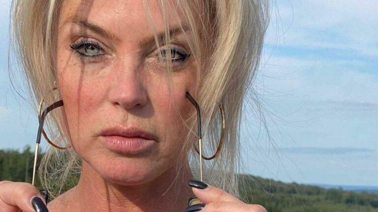 Joyce De Troch poseert na even twijfelen dan toch in bikini: «Fier dat zo’n foto nog net kan»