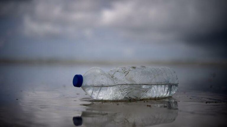 Bredene voert statiegeld in op petflessen en blikjes op het strand