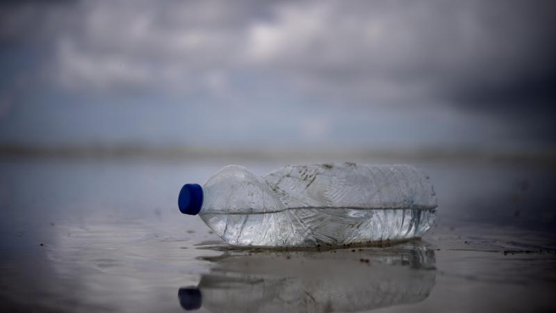 Bredene voert statiegeld in op petflessen en blikjes op het strand