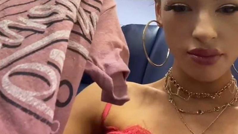 Vrouw op vliegtuig gevraagd om ‘ongepaste’ outfit te bedekken: «Komt het door mijn blote schouders?» (video)