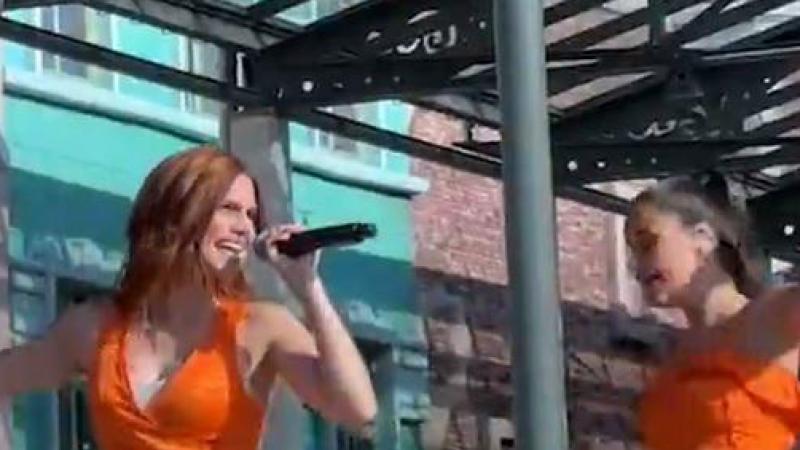 Zwangere Hanne van K3 toont voor het eerst haar bolle buikje: «Ik smelt»