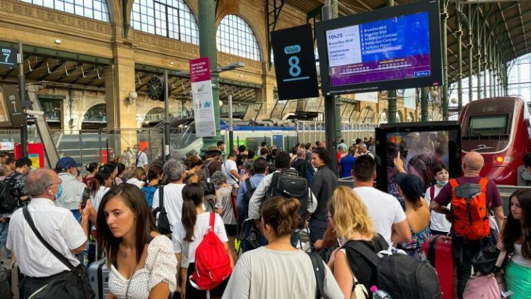 HITTE. Honderden reizigers zitten urenlang vast op snikhete Thalys (video)