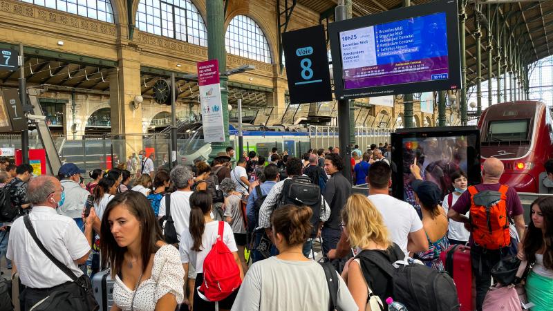 HITTE. Honderden reizigers zitten urenlang vast op snikhete Thalys (video)