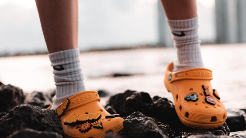 Fout en toch hip: Het is Croc Girl Summer