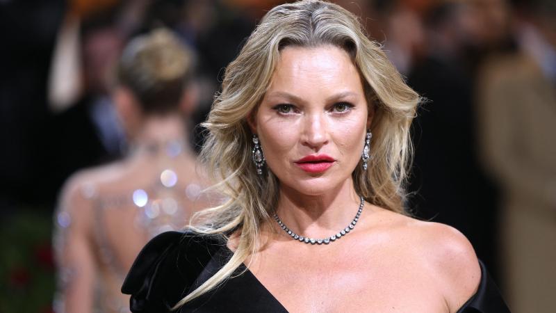 Kate Moss klapt uit de biecht: «Op mijn vijftiende werd ik verplicht om topless te poseren»