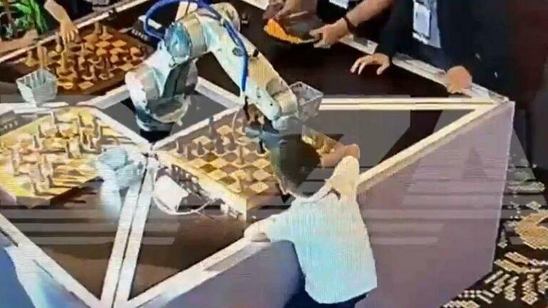 OEPS. Schaakrobot breekt vinger van zijn zevenjarige tegenstander (video)