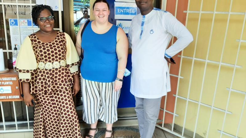 Handicap International vraagt aandacht voor revalidatiezorg met zeven wandelingen: «Dankzij krukken kan kleine Bol weer naar school»