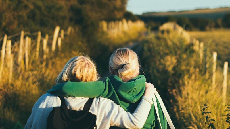 Waarom je NU contact moet opnemen met die oude vriend of vriendin