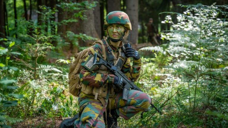 IN BEELD. Kroonprinses Elisabeth trotseert opnieuw militaire oefeningen op zomerkamp