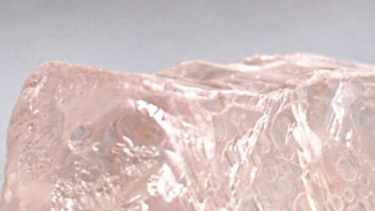 WOW. Grootste roze diamant in 300 jaar tijd ontdekt