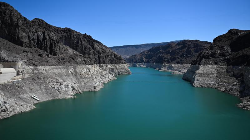 AKELIG. Zakkend waterpeil van Lake Mead legt alweer een nieuw lijk bloot