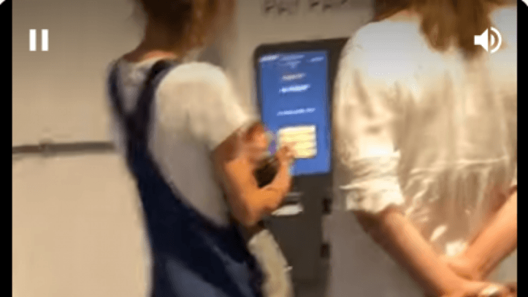 OEPS. Vrouw vergeet geparkeerde auto en moet monsterbedrag ophoesten (video)