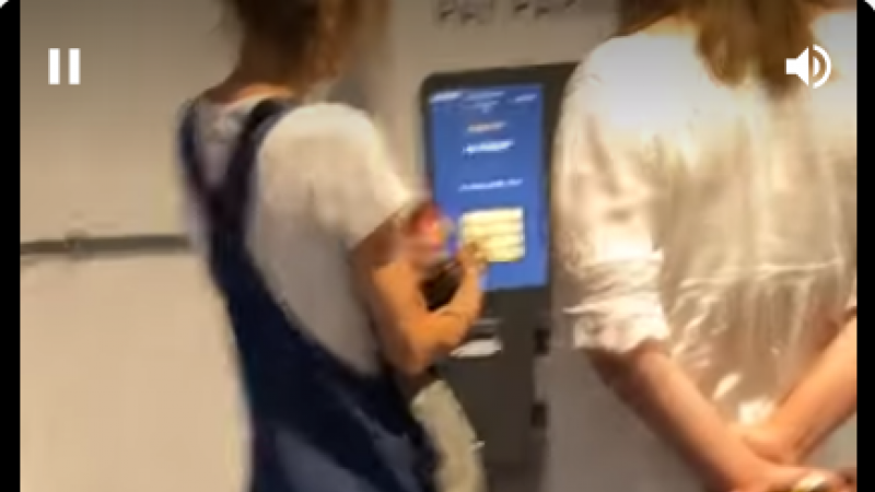 OEPS. Vrouw vergeet geparkeerde auto en moet monsterbedrag ophoesten (video)