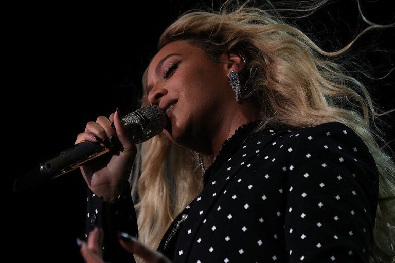 Beyoncé laat wel erg weinig aan verbeelding over op cover van nieuw album: “Zo knap!” (foto)