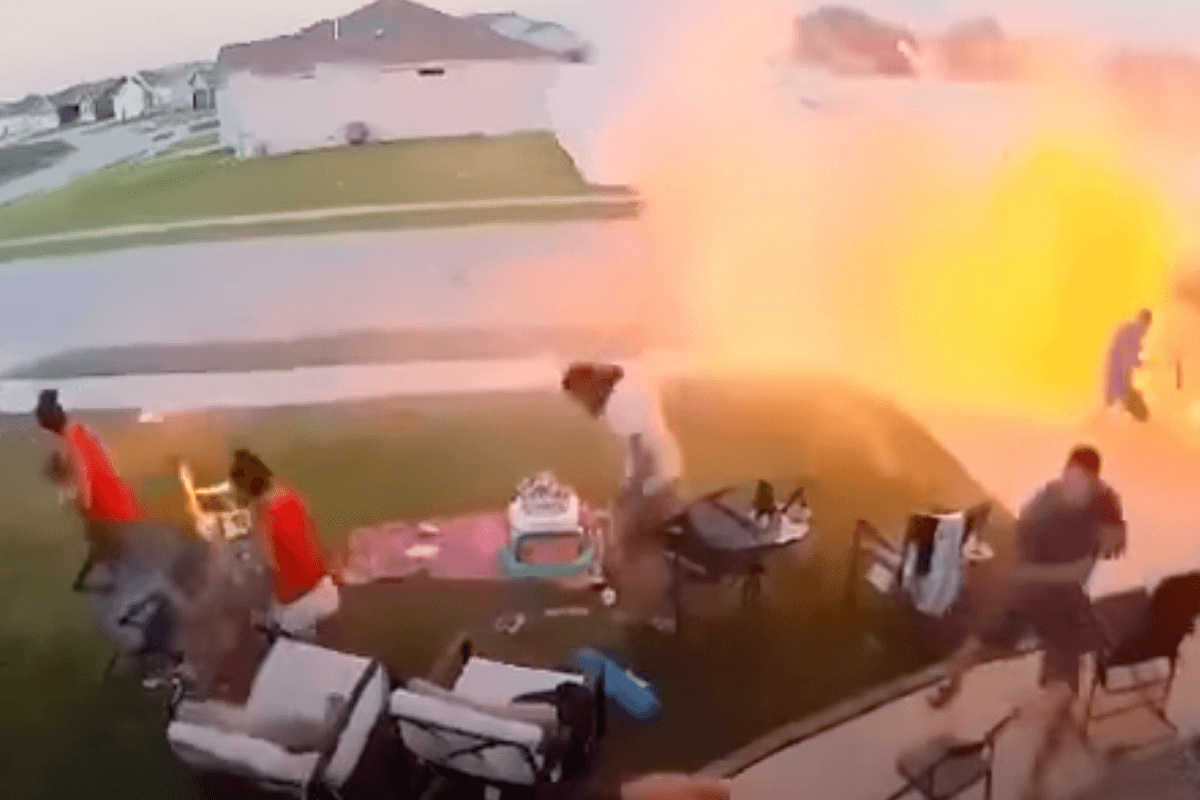 Vuurwerk in voortuin pakt verkeerd uit voor gezin: “Hoe ongelooflijk idioot van hen!” (video)