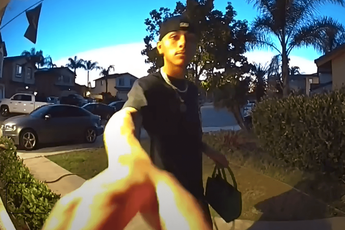 17-jarige kerel brengt verloren handtas terug en krijgt FANTASTISCHE beloning (video)