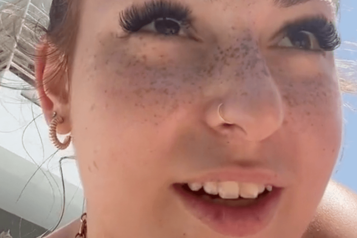 Vrouw krijgt stevige schrik te pakken nadat haar Primark-tas spontaan in vlammen opgaat (video)