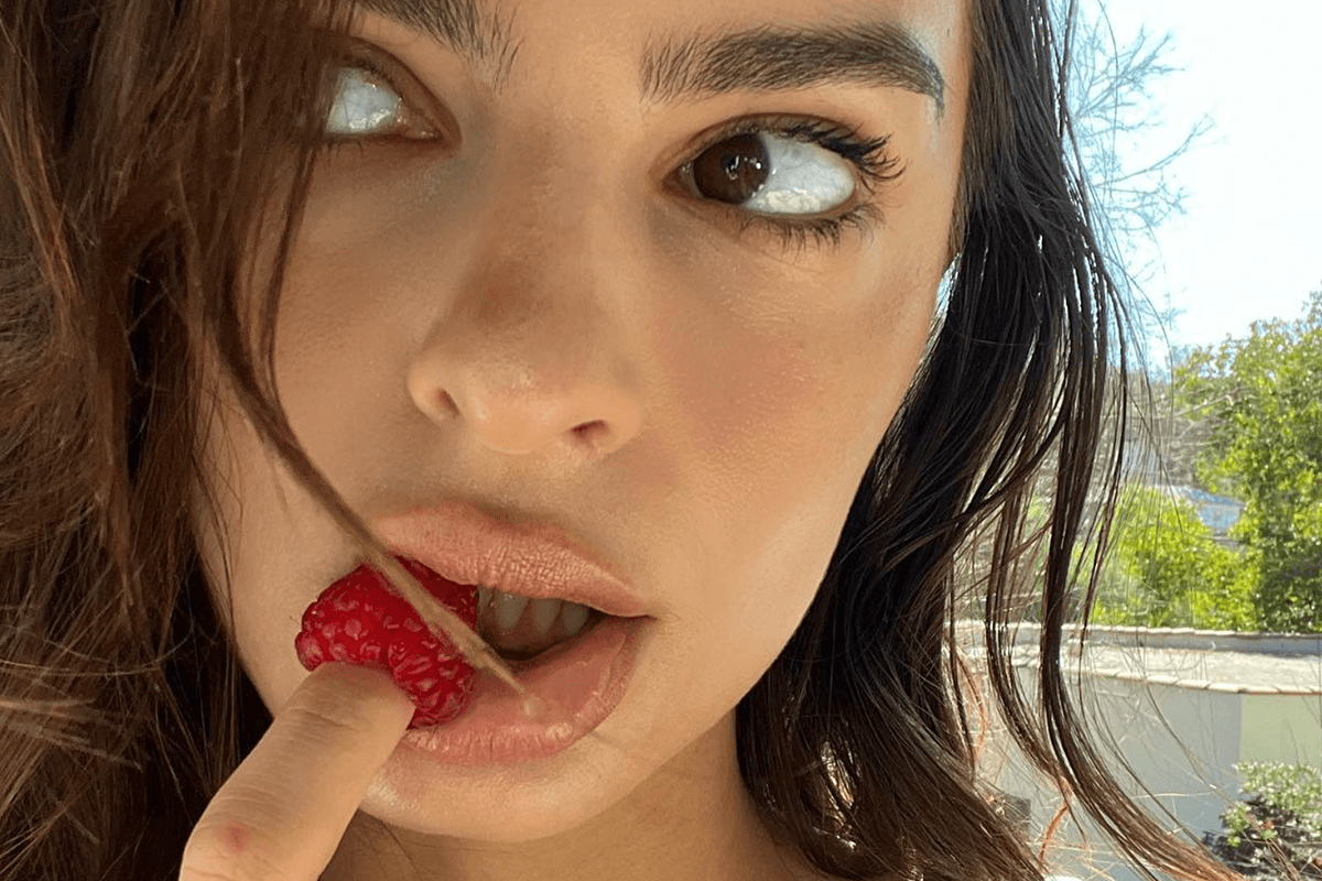 Emily Ratajkowski ligt er op z’n hondjes bij in haar blootje: “Dit is wel wat raar” (foto)