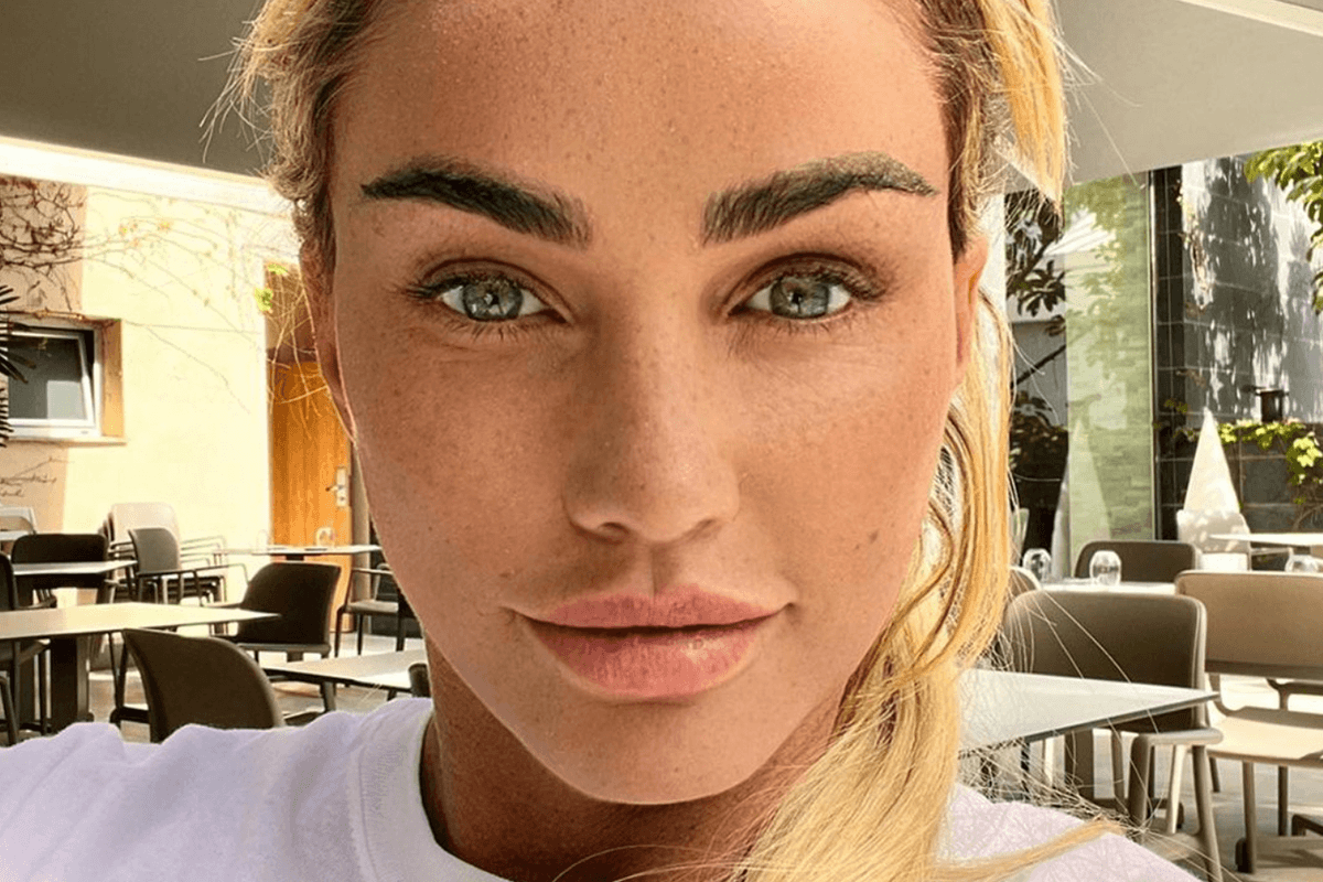Fans keren zich tegen model Katie Price na ‘vreemde navel-Photoshop’ (foto)