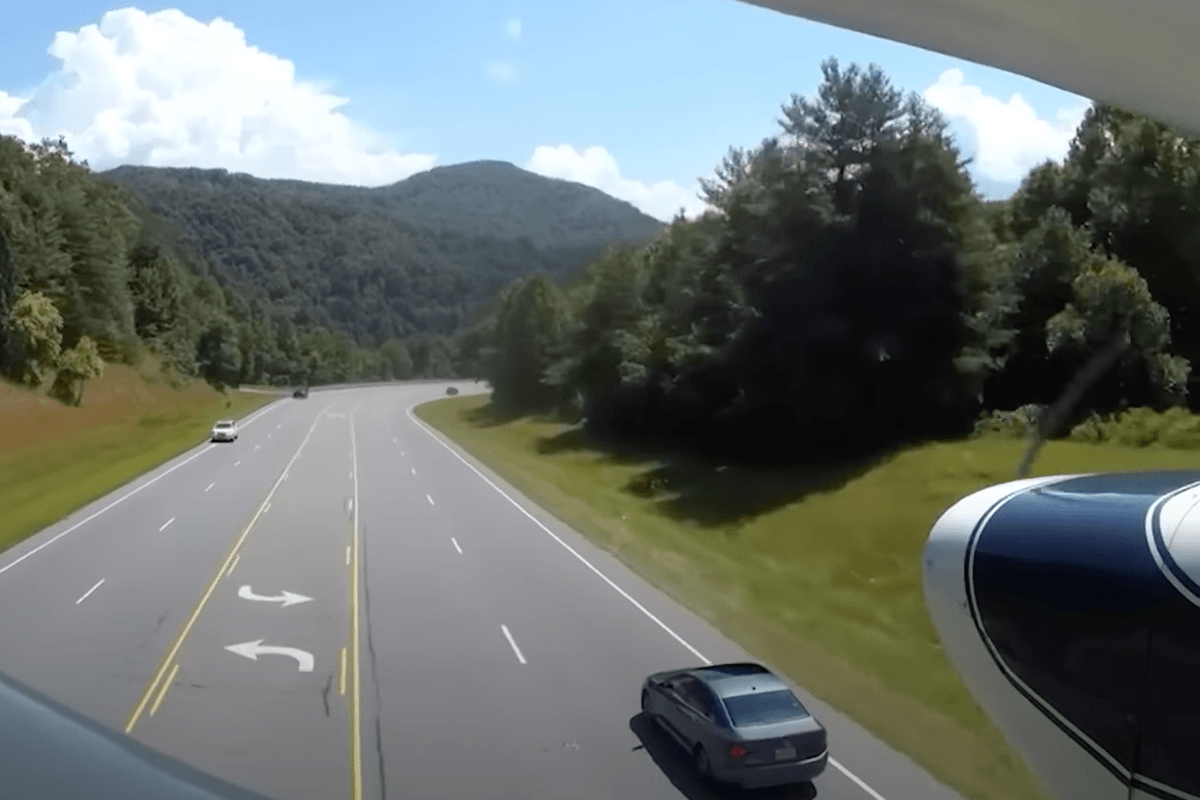 Vliegtuig maakt spectaculaire noodlanding op drukke baan: “Dit is een fantastische piloot!” (video)