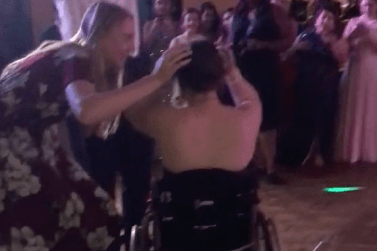 DJ krijgt de wind van voren na ongelukkige nummerkeuze voor meisje in rolstoel (video)
